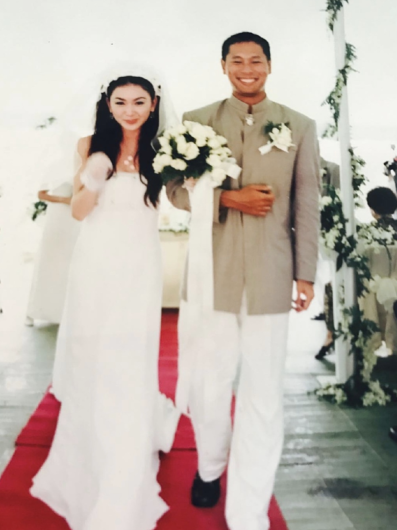 温碧霞庆祝与老公结婚21周年，晒婚礼珍贵照片，表白有你陪伴真好 - 4