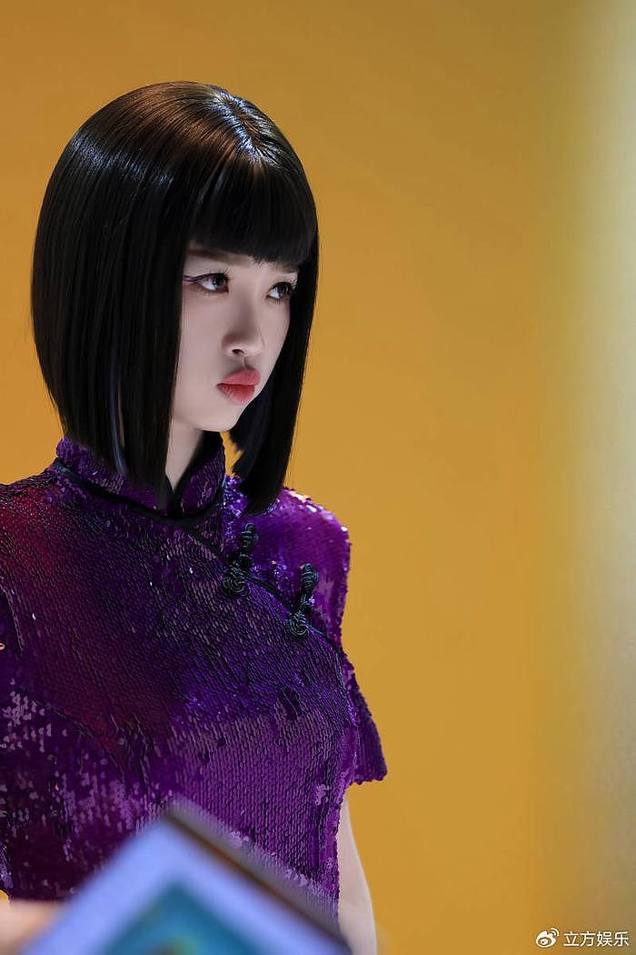 虞书欣穿紫色旗袍化身AI机器人 表情冷冽曲线玲珑 - 4