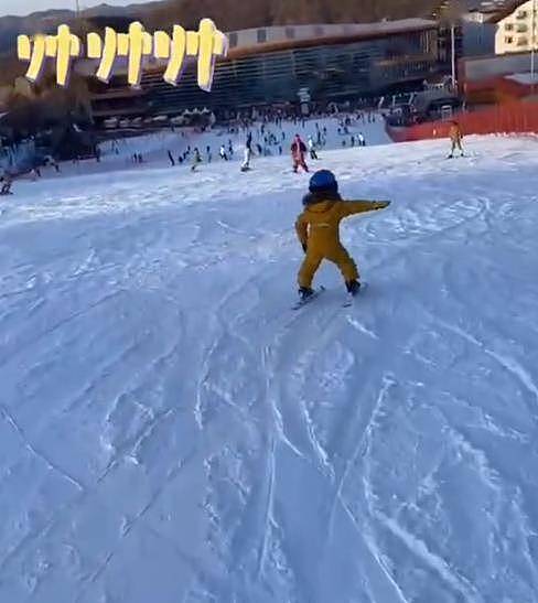 章子怡晒女儿滑雪视频，6岁醒醒性格胆量随妈，被赞天赋型选手 - 3