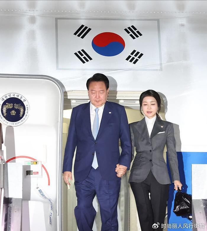 韩国第一夫人结束访问中亚三国！穿黑白灰抵达韩国，脸怎么浮肿了 - 3