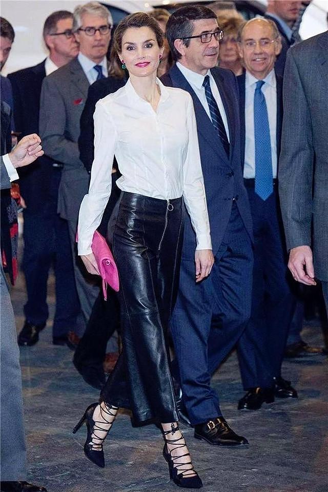 51岁西班牙王后是最会穿白衬衫的女人，配九分裤、半身裙时髦洋气 - 6