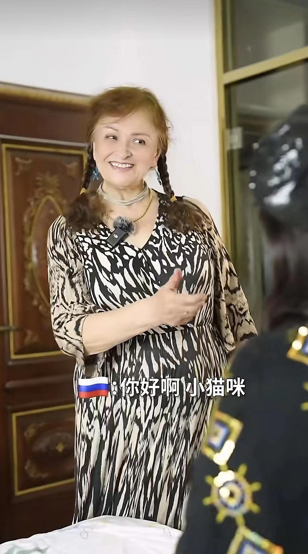 王璐瑶82岁妈妈罕见露面，长相出众为俄罗斯族，两人同框像似姐妹 - 4