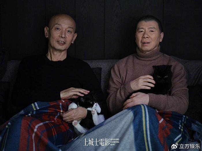 冯小刚和葛优拍开年封面大片 怀抱猫咪悠闲惬意 - 3