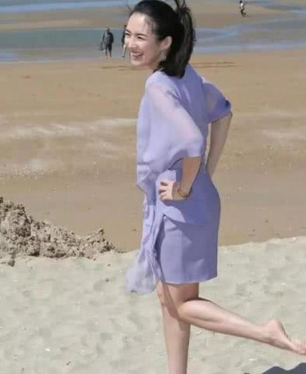章子怡早期沙滩照爆光，看到她双手掐腰的瞬间，简直是妙不可言啊 - 3