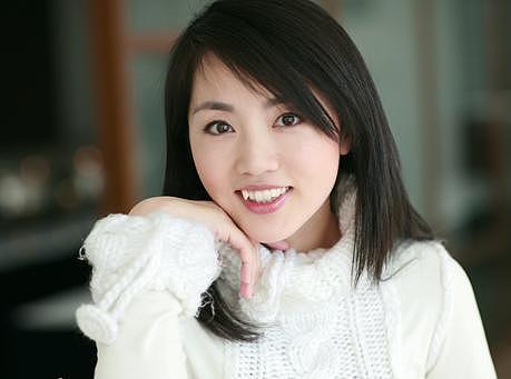 与初恋隐婚生子的杨丹，31岁成气象小姐，央视就职24年却非正式工 - 11