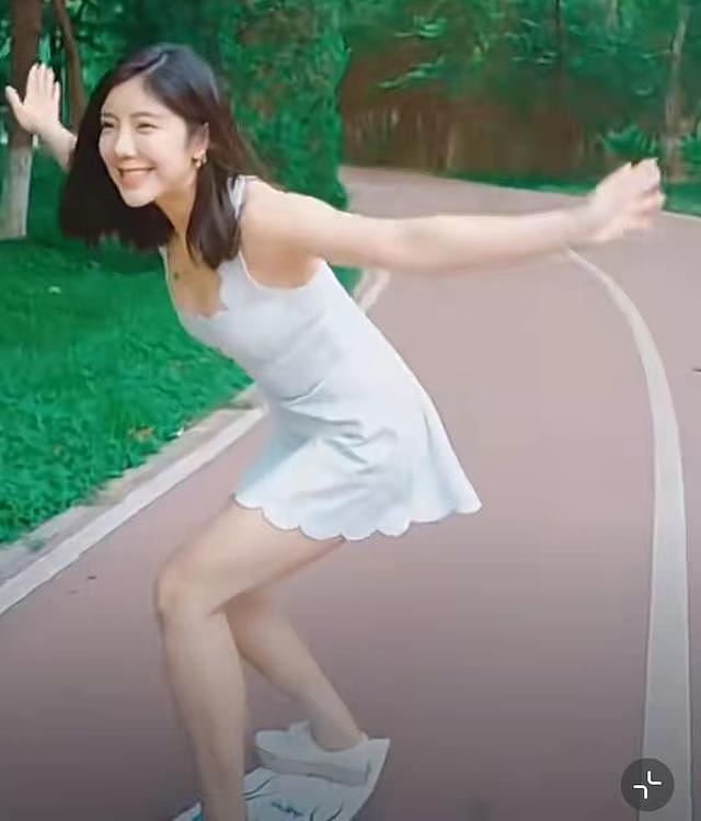 35岁赵奕欢公园里玩滑板，穿白色短裙身材好，动作舒展笑容灿烂 - 5