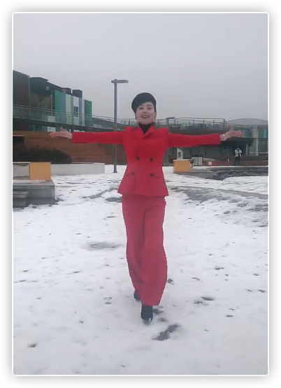 朱军51岁妻子谭梅雪地跳舞，穿红西装细高跟显眼，舞姿获网友夸赞 - 3