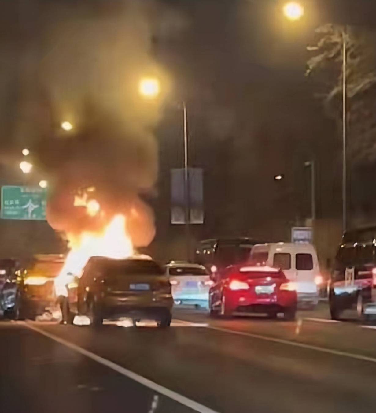 知名主持人路遇交通事故！两车相撞着火无人扑灭，车头都被烧融 - 2