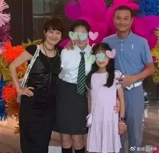 马伊琍大女儿戴着三条项链秀厨艺，打扮时髦，自称半个陕西人 - 5