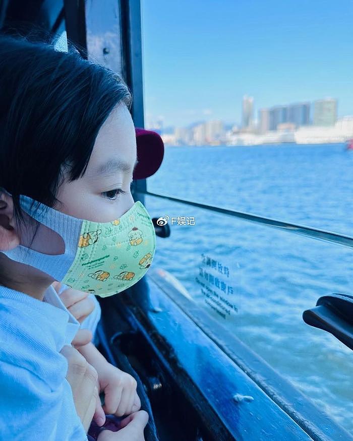 杨怡夫妇带女儿搭船出海欣赏海景 罗仲谦和女儿嘴对嘴亲吻很有爱 - 4