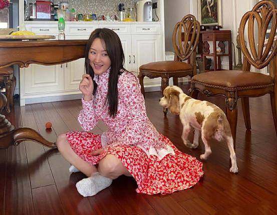 52岁杨钰莹在豪宅里自拍！穿小白裙嫩得像个“水蜜桃”，又美又欲 - 9