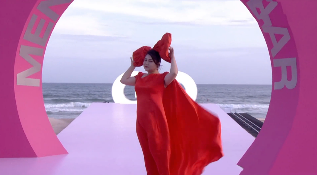2021年女星红毯翻车造型，紧身裙挤出一堆肥肉，穿得像小矮人 - 4