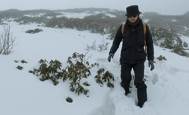 46岁钟汉良重走长征路，零下爬雪山环境艰险，走路手脚并用引泪目 - 3