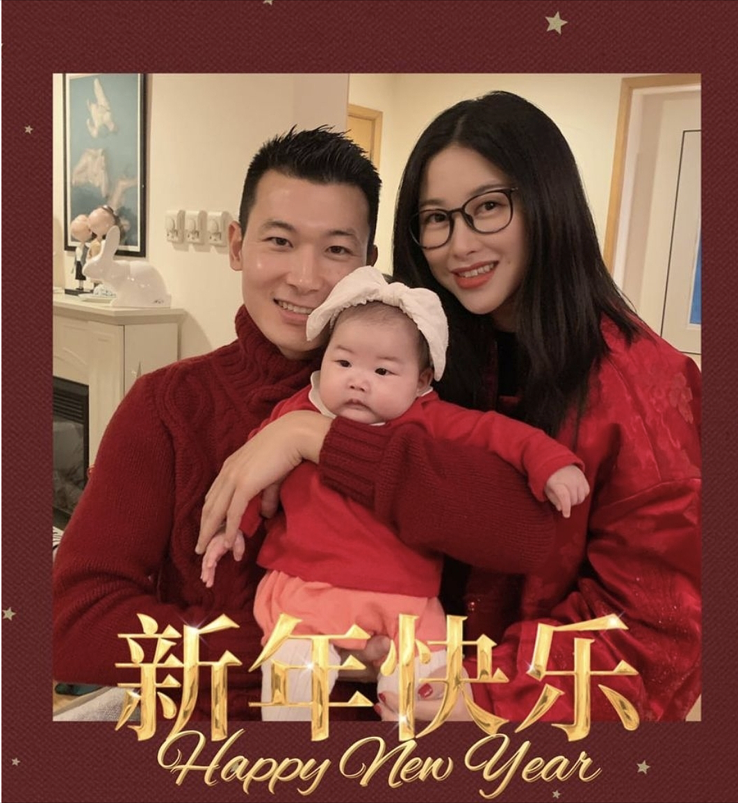 朱珠分享全家福回顾2021，嫁为人妻成为人母，女儿单眼皮像爸爸 - 4