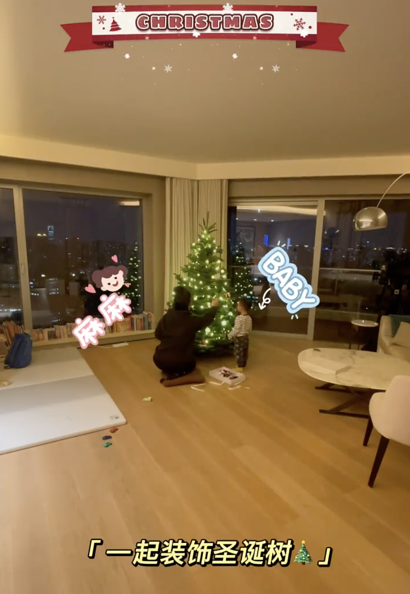 奚梦瑶产后陪儿子装饰圣诞树，两个保姆一起帮忙，超大客厅好敞亮 - 2