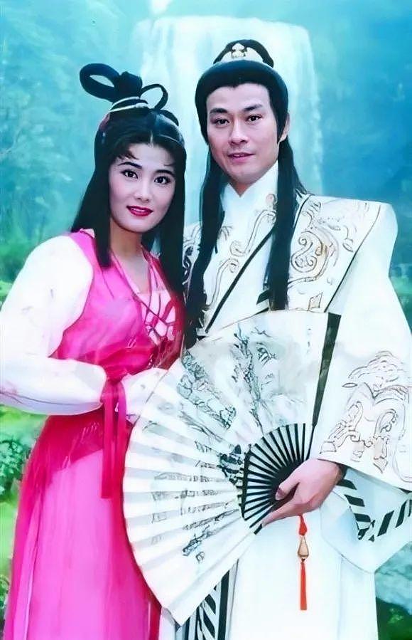 53岁打星杨丽菁高空劈叉，皮肤白皙身材好，曾被誉为女版成龙 - 10