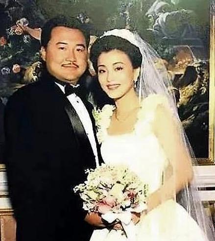主持人杨澜庆结婚28年，晒与壮硕老公合照，夫妻俩太般配 - 2