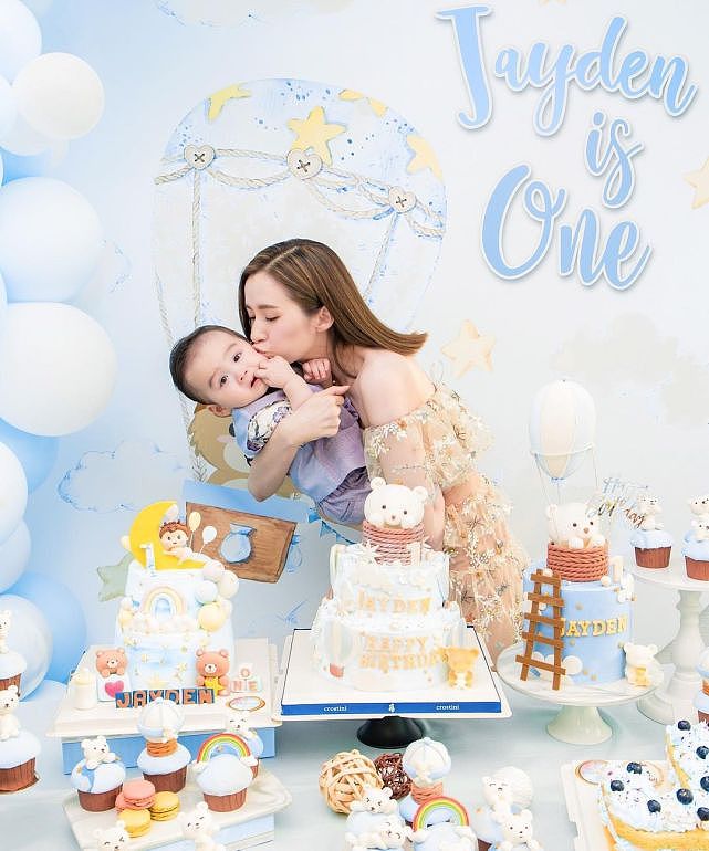 前TVB女艺人沈卓盈为儿子庆祝1岁生日 与老公同时亲吻儿子脸颊 - 4