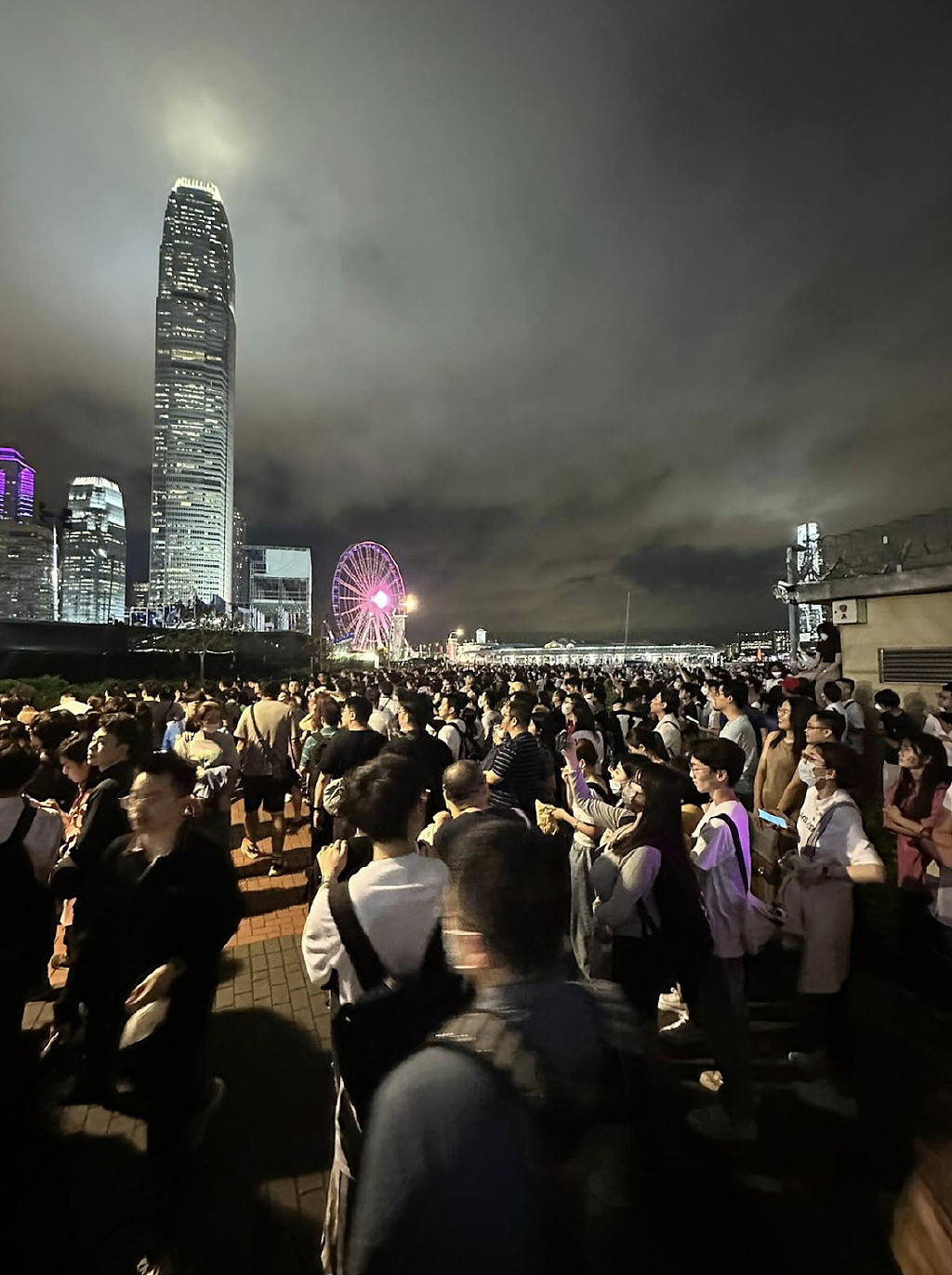 周杰伦香港户外演唱会氛围热烈，唱40首歌仍未尽兴，场内外人潮涌动 - 2