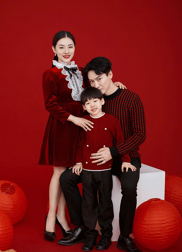 刘璇晒一家人合照，和老公太幸福夫妻相明显，6岁儿子笑起来像妈 - 2