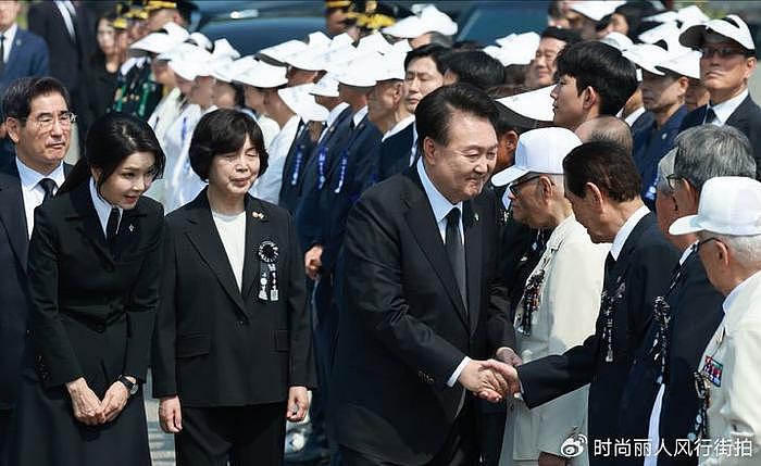 韩国第一夫人穿黑色套装出席纪念日活动！扎低马尾又嫩了，太冻龄 - 9