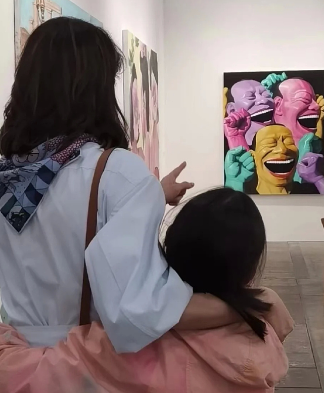 黎姿带女儿们看艺术展览 母女互搂背影合照很有爱 - 7