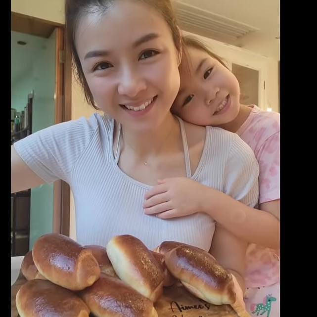 陈豪一家人在家抗疫不无聊 陈茵媺和子女们一起制作面包和小蛋糕 - 5