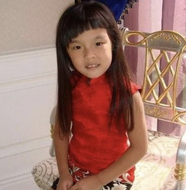 李咏19岁女儿对镜自拍，穿露脐装大方秀身材，亲妈赞其“素颜能打” - 11