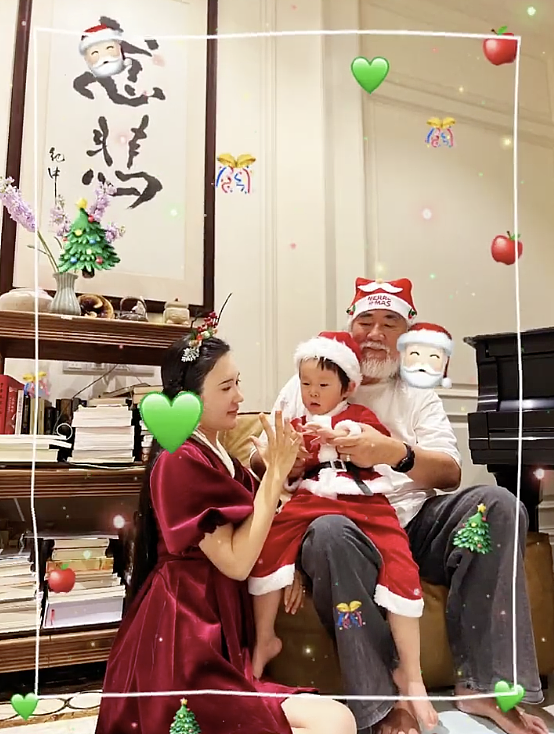 张纪中携家人过平安夜，红帽子白胡子像圣诞老人，被调侃本色演出 - 7