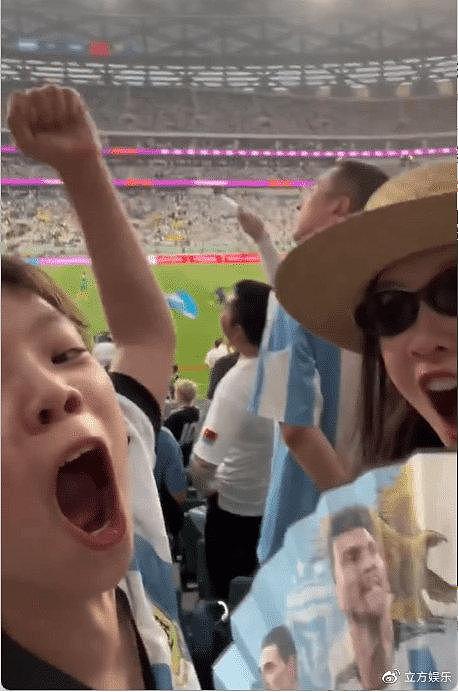 霍思燕带儿子现场看梅西比赛 嗯哼穿球衣激动尖叫 - 5