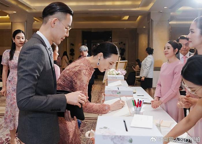 57岁泰国华裔富婆穿粉色蕾丝裙出席婚礼！把人嫩到，满满的少女感 - 5