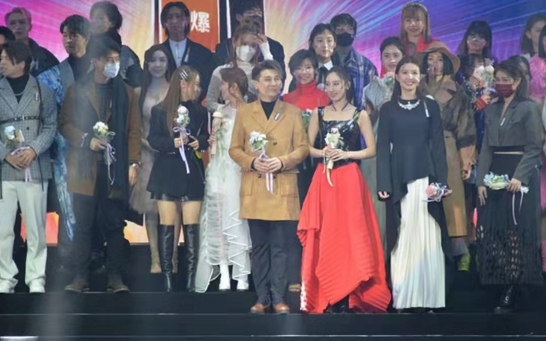好Man！香港女歌手颁奖礼突然晕倒，获TVB视帝公主抱回后台休息 - 1