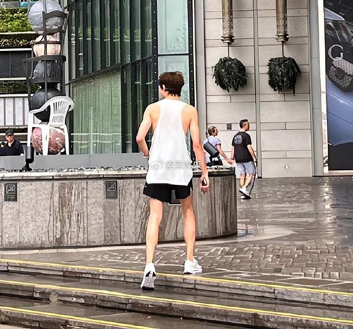 林更新在香港冒雨跑步，又高又瘦很自律，腿上还有一大块淤青 - 6