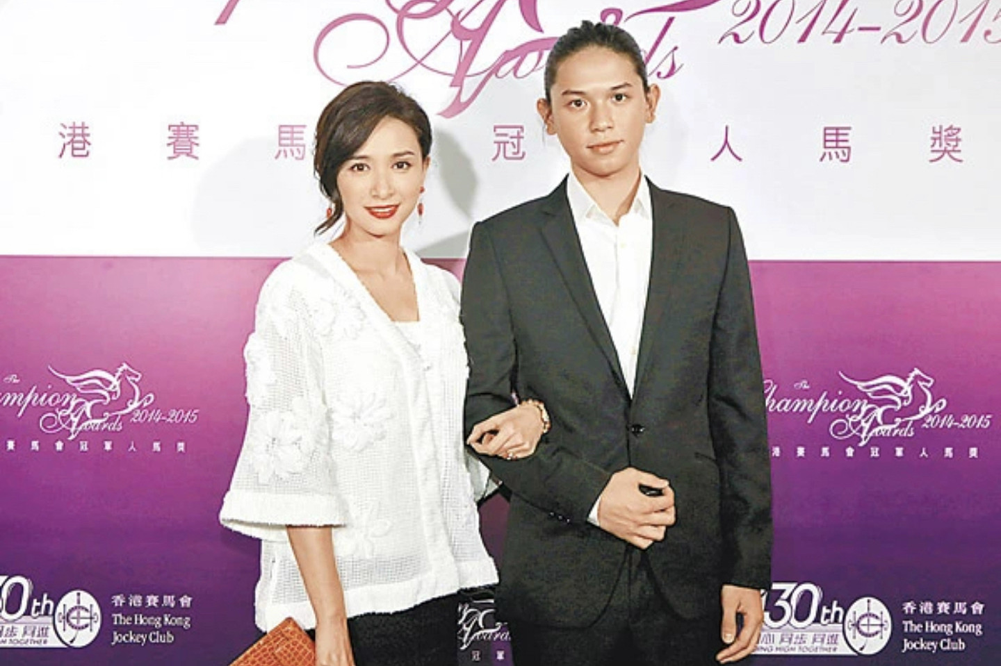54岁吴婉芳与张学友搂腰合照，穿白色晚装很优雅，两人以兄妹相称 - 1