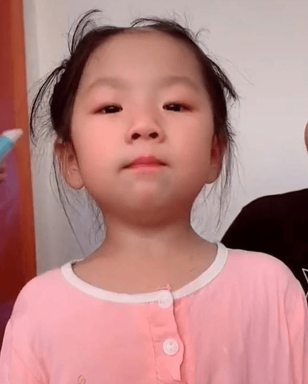 5岁女儿偷玩理发器，剃头后秒变“谢广坤”，网友：忍不住笑出声 - 4