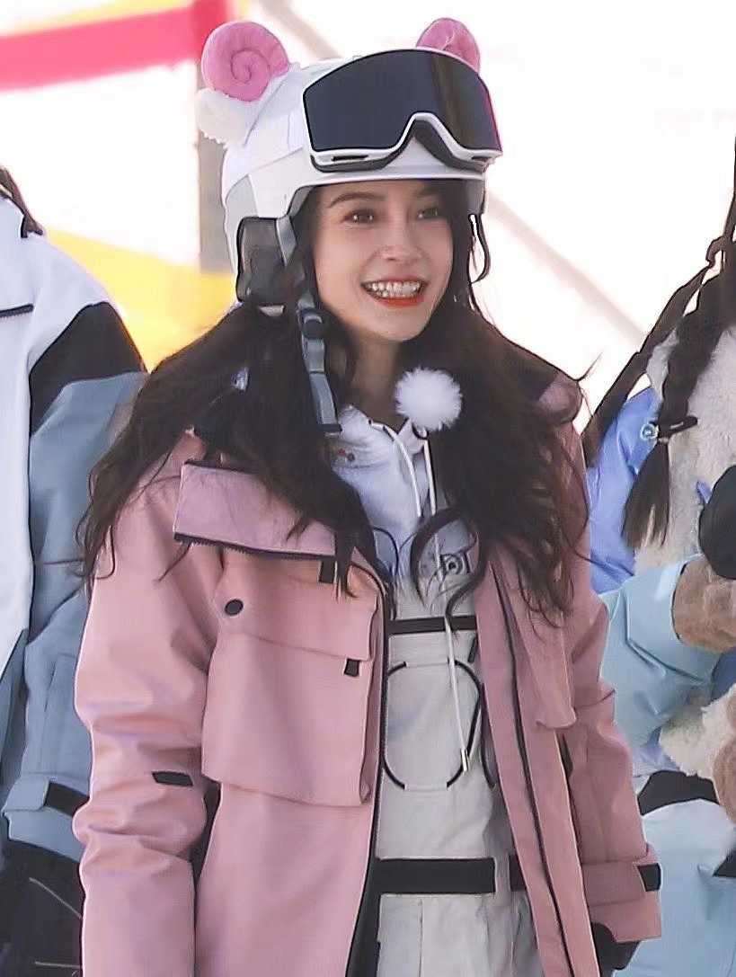 Angelababy新综艺路透，粉色外套白色滑雪服，网友：可盐可甜 - 1