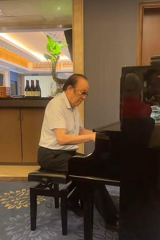81岁杨洪基近况曝光，豪宅内弹钢琴动作敏捷，与佟铁鑫等一起合唱 - 2