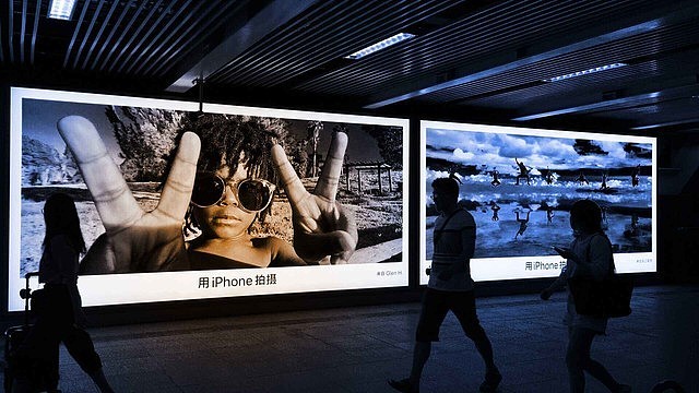 地铁内iPhone摄影作品展示广告