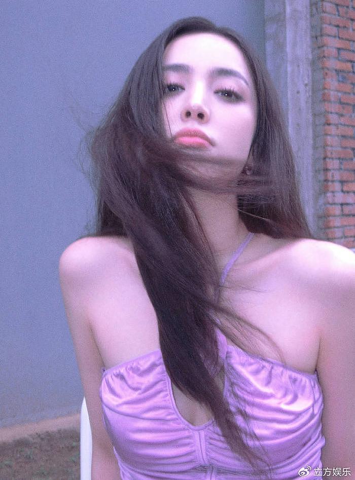 娜扎穿紫色玫瑰挂脖裙性感 侧颜优越纯欲感爆棚 - 7