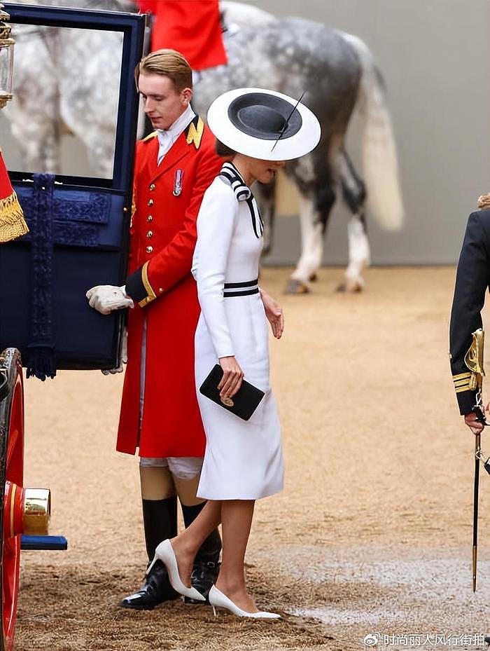 凯特王妃终于来了！带王室三宝出席庆典，穿白裙亮相瘦得让人心疼 - 4