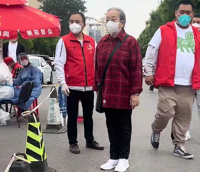 86岁李明启街边做核酸被偶遇，双手合十感谢医护，日常生活太朴素 - 1