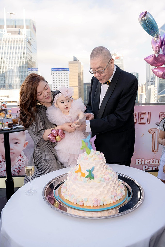 83岁刘诗昆带女儿现身，1岁贝贝软萌可爱引围观，父女俩形影不离 - 13