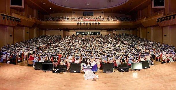 韩国知名女星，首尔见面会圆满结束，李政宰、郑雨盛视频现身加油 - 4