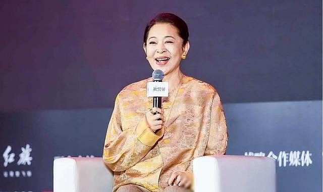 65岁倪萍医美后更洋气，穿新中式上衣+阔腿裤亮相，完全没了土气 - 2