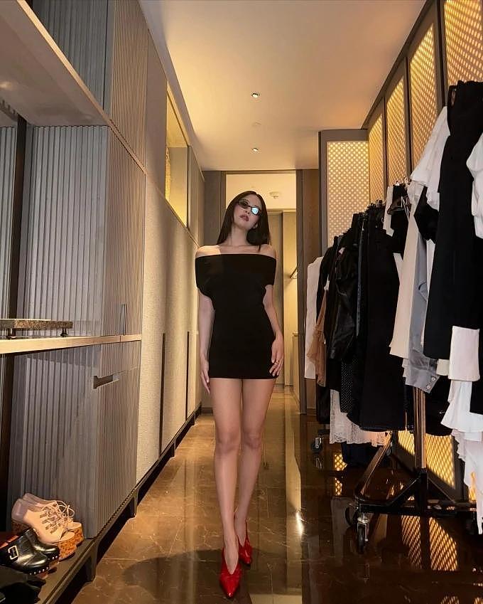 Jennie身穿黑色露肩短裙，气场强大，苗条身材和背部曲线吸睛 - 2