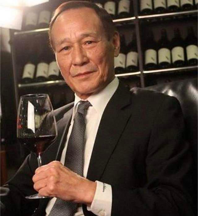 76岁港圈大佬陈惠敏露面，患肺癌仍与林威饮白酒，曾与李小龙齐名 - 4