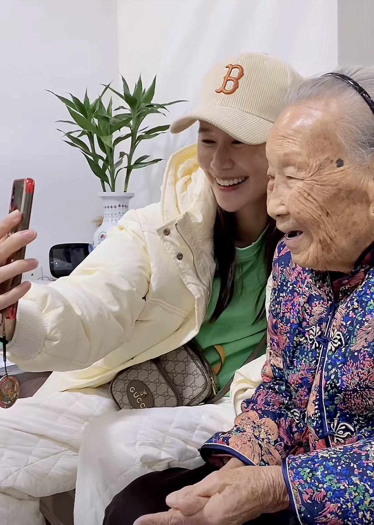 TVB女星黄翠如坐高铁回汕尾老家，开心探望102岁婆婆，两人玩自拍 - 4