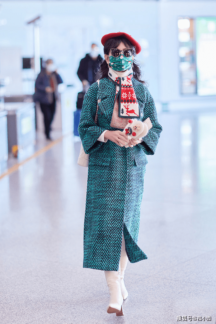赵雅芝年过60依然时髦，穿千鸟格外套配紧身裤走机场，像个年轻人 - 8