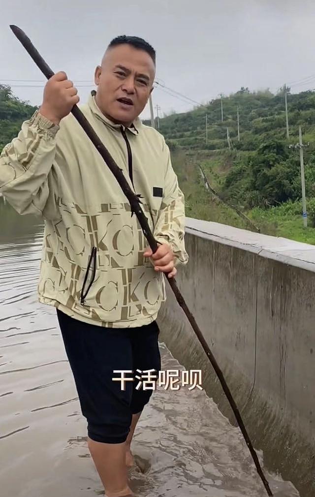 51岁演员现身县城通下水道，赤脚踩污水中太卖力，被偶遇很接地气 - 3