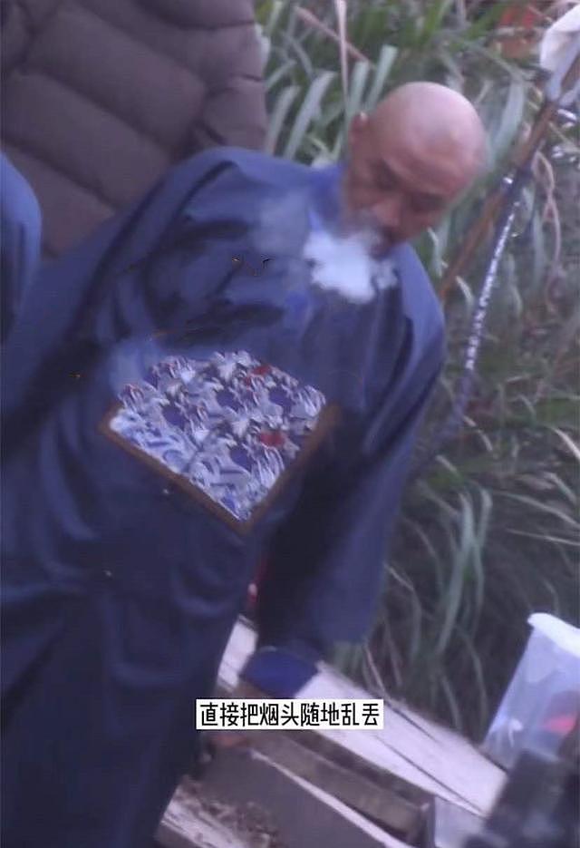 52岁黄志忠行为惹争议，在禁烟区吞云吐雾丢烟头，周围满是易燃物 - 3